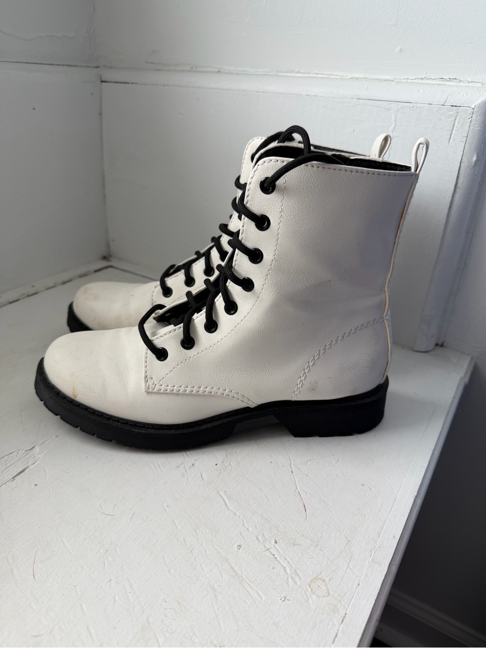 Time and Tru White Lace-Up Combat Boots for Women - Black Sole size 9